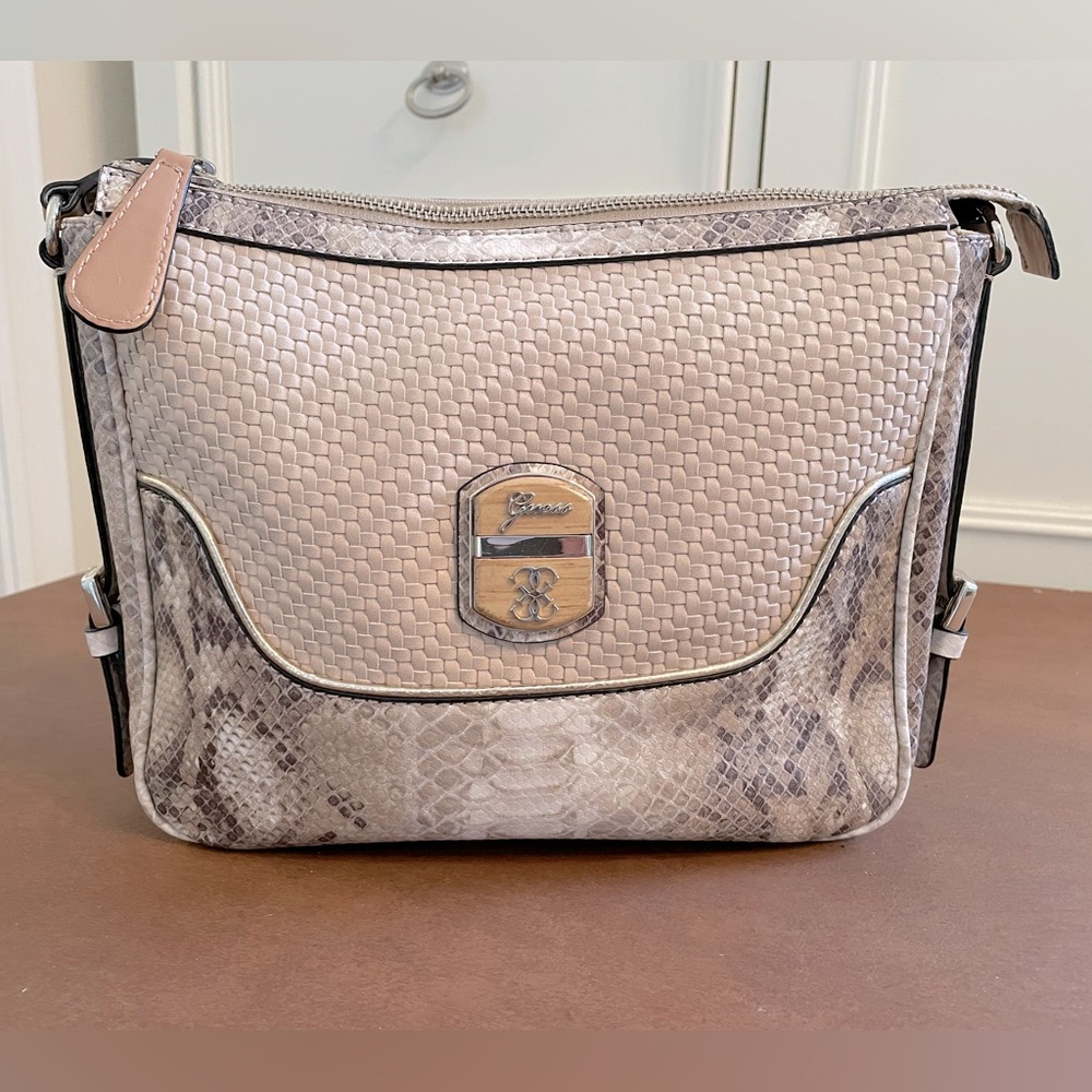 Guess EUC zipper top crossbody hand bag in greys and cream python